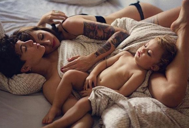 Το Instagram "κατέβασε" όμορφη οικογενειακή φωτογραφία ενός λεσβιακού ζευγαριού!