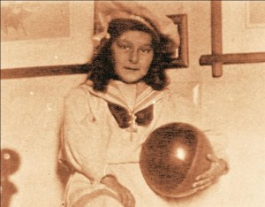 Η Μέλπω Αξιώτη το 1910 στο πατρικό της στη Μύκονο