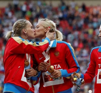 Ένα φιλί κατά του αντι-γκέι νόμου από Ρωσίδες αθλήτριες - Lesbian.Gr