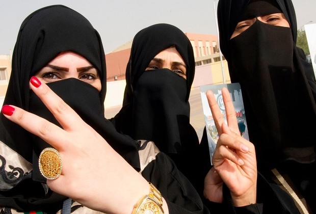 Mια γυναίκα εξελέγη στη Σαουδική Αραβία, στις πρώτες εκλογές στις οποίες μπορούσαν να συμμετάσχουν και αυτές