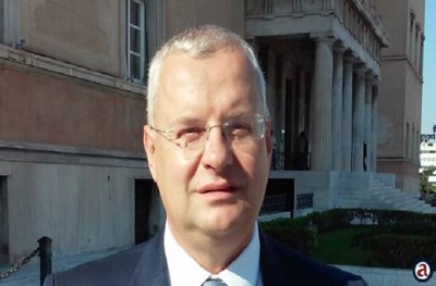 Ο βουλευτής του Ποταμιού Ιλχάν Αχμέτ διαφωνεί με την υιοθεσία από ομόφυλα ζευγάρια