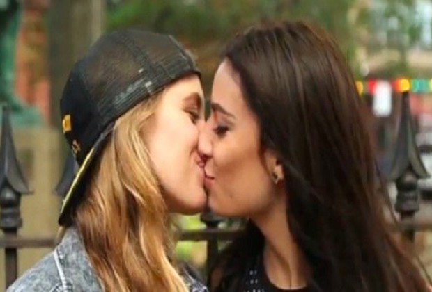 Το νέο σποτ της Χίλαρι Κλίντον δείχνει γκέι ζευγάρια να φιλιούνται