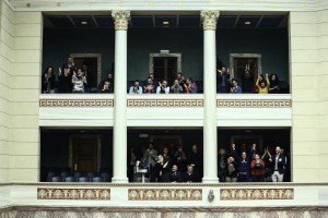 Με φιλιά στα θεωρεία της Βουλής γιόρτασε η LGBTQI κοινότητα την υπερψήφιση του συμφώνου