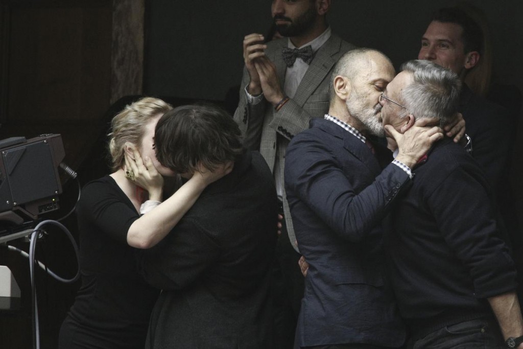Με φιλιά στα θεωρεία της Βουλής γιόρτασε η LGBTQI κοινότητα την υπερψήφιση του συμφώνου