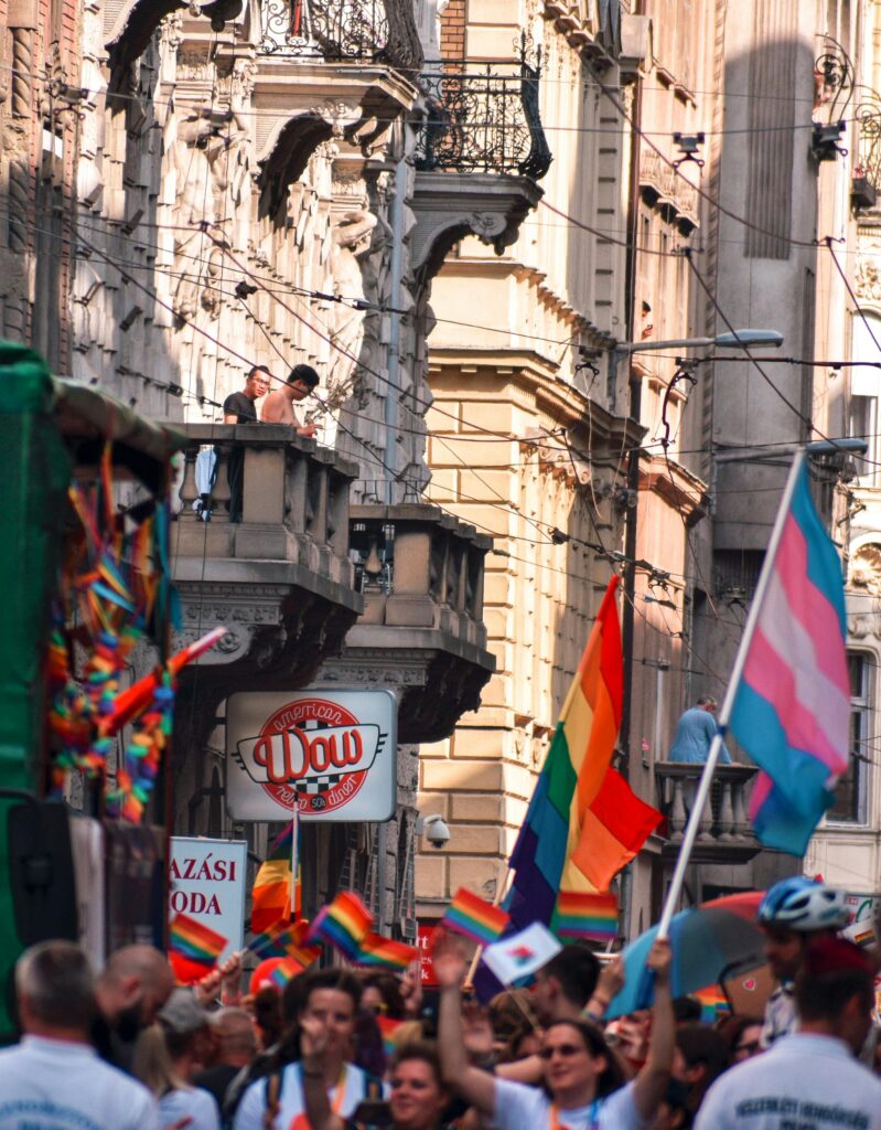 queer pride με σημαίες στη Βουδαπέστη
