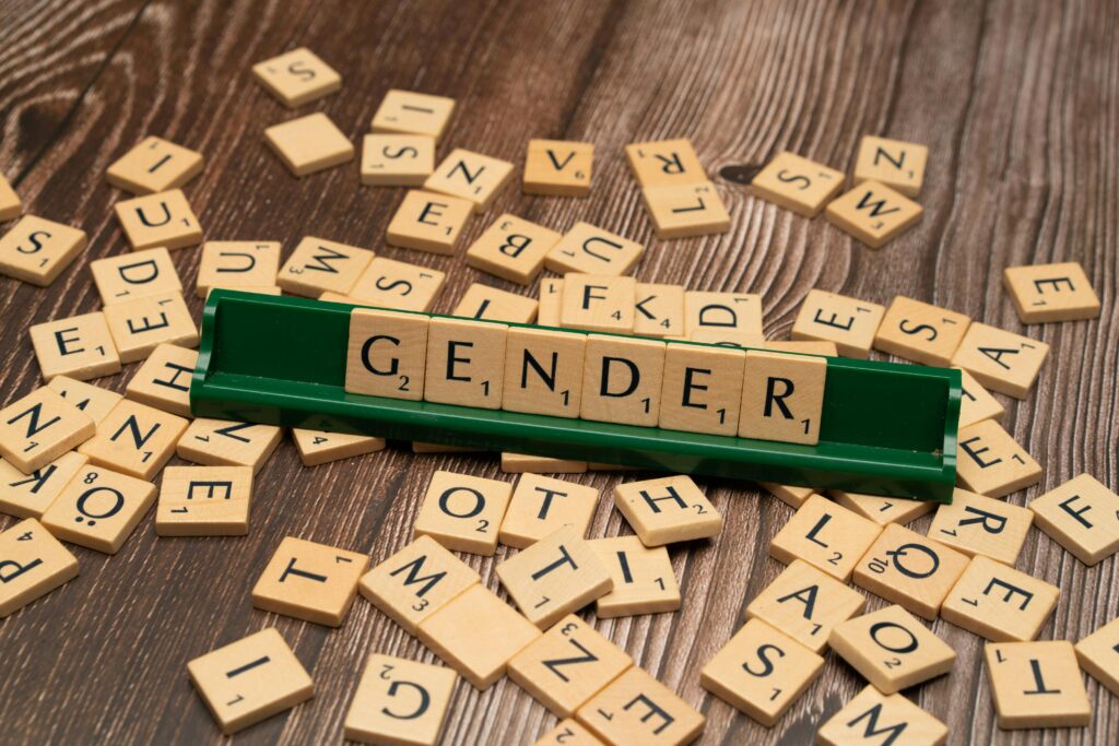 scrabble που σχηματίζει τη λέξη gender