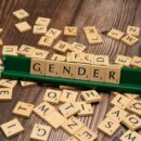 scrabble που σχηματίζει τη λέξη gender
