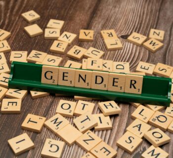 scrabble που σχηματίζει τη λέξη gender