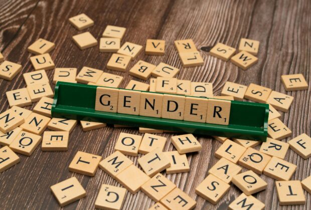 scrabble που σχηματίζει τη λέξη gender