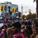 περήφανα queer άτομα σε στιγμιότυπο από pride