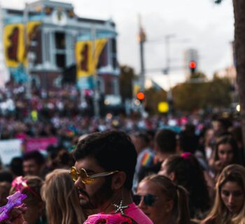 περήφανα queer άτομα σε στιγμιότυπο από pride