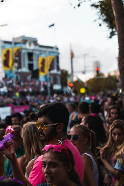 περήφανα queer άτομα σε στιγμιότυπο από pride