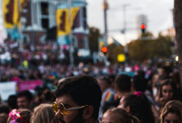 περήφανα queer άτομα σε στιγμιότυπο από pride
