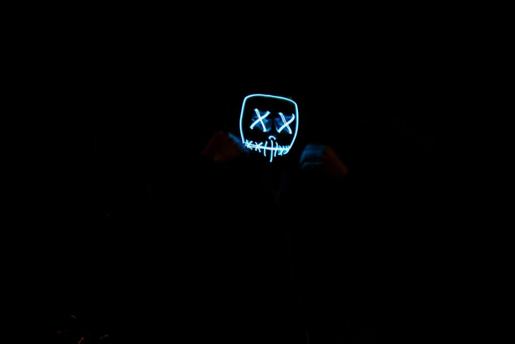 man με neon face in dark background