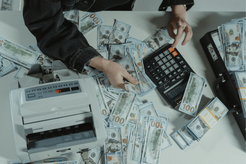 γυναικεία χέρια πάνω σε τραπέζι κάνουν υπολογισμούς με χρήματα