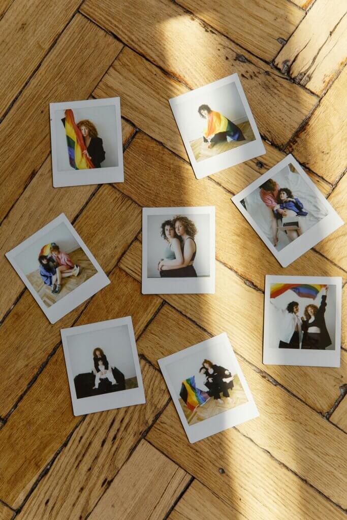φωτογραφίες ατόμων LGBTQ+ σε διάφορες φάσεις μετά το coming out τους στο πάτωμα