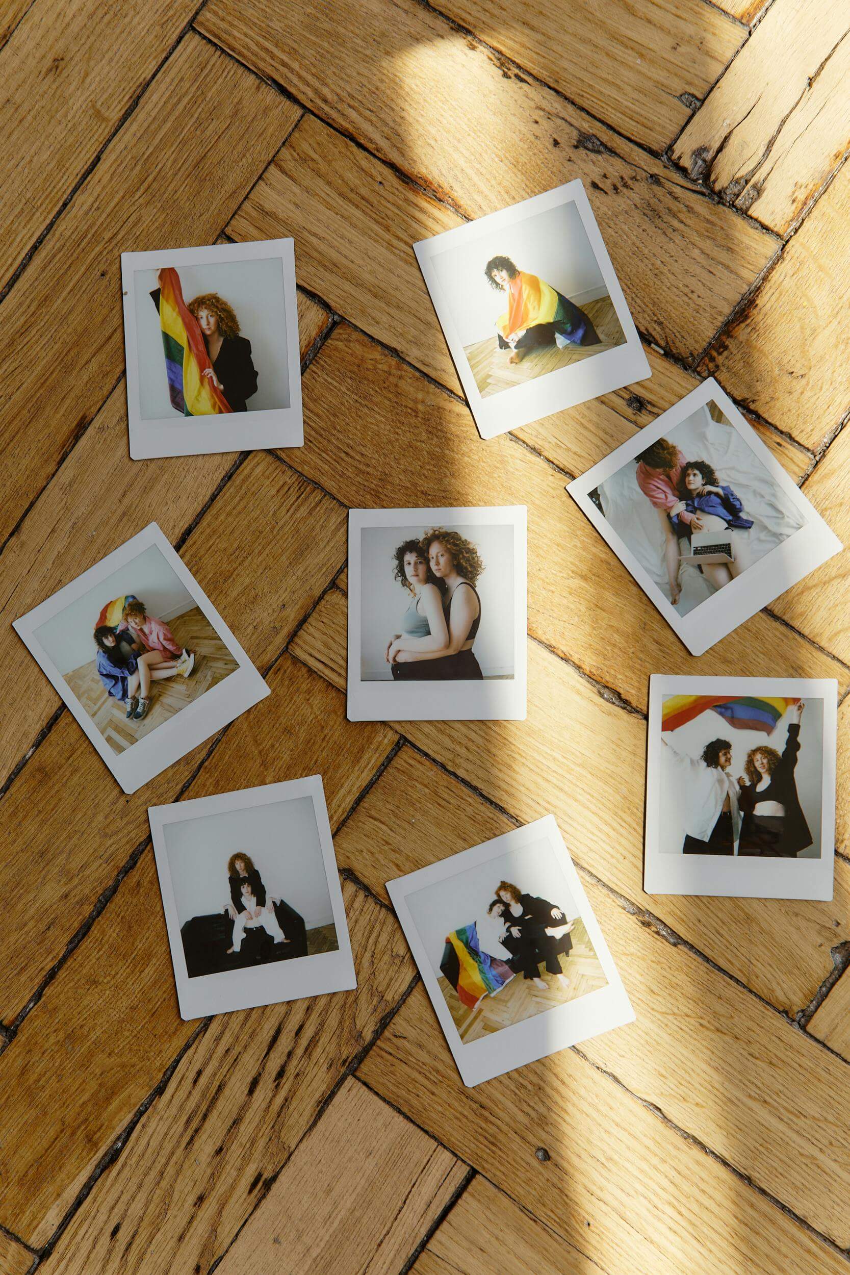 φωτογραφίες ατόμων LGBTQ+ σε διάφορες φάσεις μετά το coming out τους στο πάτωμα