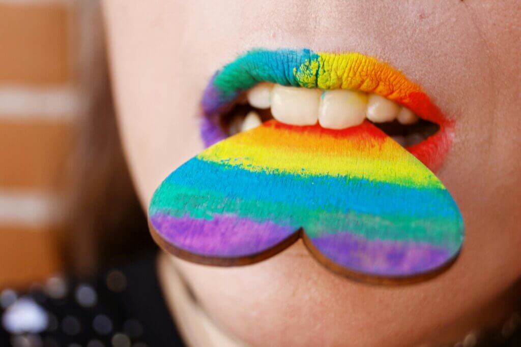 γυναικεία LGBTQ+ χείλη βαμμένα με καρδιά στα χρώματα της κουήρ κοινότητας