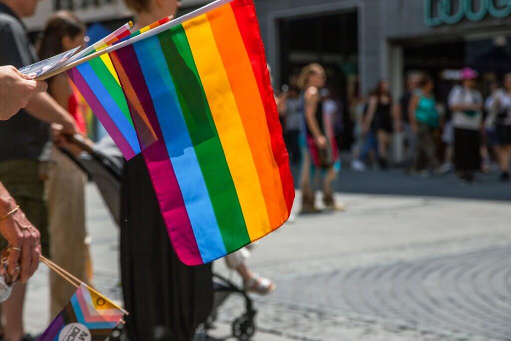 LGBTQ+ σημαίες σε queer συγκέντρωση
