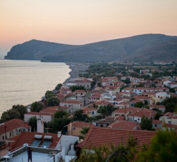 φωτογραφία σπιτιών παραθαλάσσια της Λέσβου