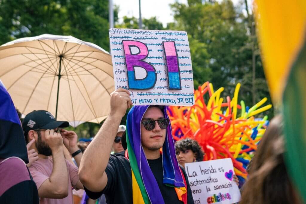 συμμετέχοντες σε queer παρέλαση υπέρ των δικαιωμάτων των bi ατόμων
