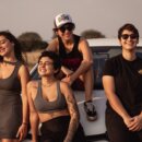 queer γυναίκες κάθονται στο μπροστινό μέρος ενός λευκού αυτοκινήτου