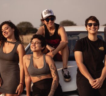 queer γυναίκες κάθονται στο μπροστινό μέρος ενός λευκού αυτοκινήτου