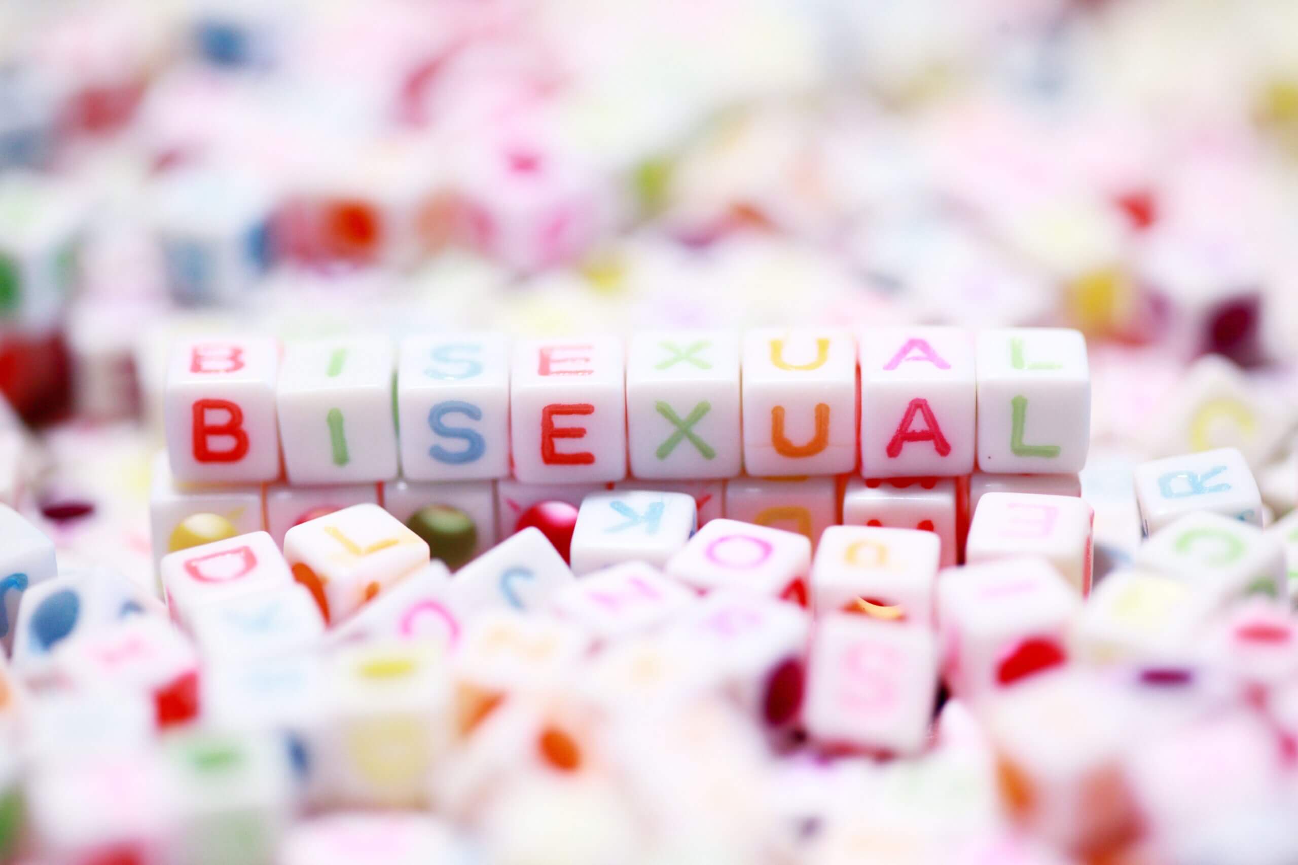 Bisexual Awareness Week 2026: Μπορεί η Ελλάδα να κάνει τη bisexual ορατότητα προσωπική της υπόθεση;